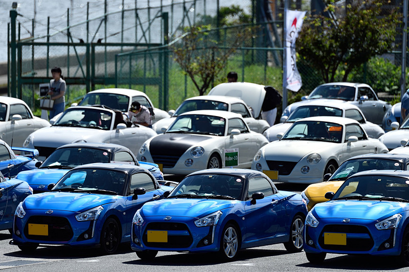 スパ西浦モーターパークに集合した新旧コペン。ボディカラーのバリエーションが豊富なクルマなので、カラフルな光景だ