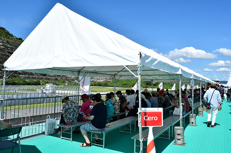 オープニングを控えて、参加者はホームストレートが見下ろせるピット棟屋上の特設客席に集合