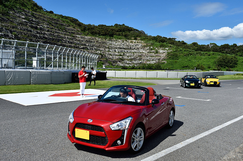 あいさつが終わると、榊原氏はコペンに乗って退場。コースを1周してパドックへ戻って行った