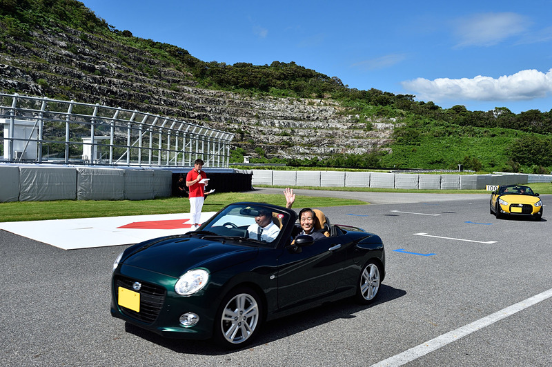 あいさつが終わると、榊原氏はコペンに乗って退場。コースを1周してパドックへ戻って行った