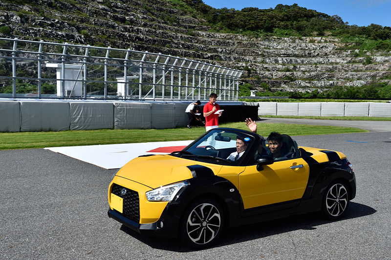 あいさつが終わると、榊原氏はコペンに乗って退場。コースを1周してパドックへ戻って行った