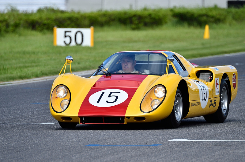 オープニングのあとは、ダイハツが1960年代に制作したレーシングカーの「P-5」のデモランが披露された