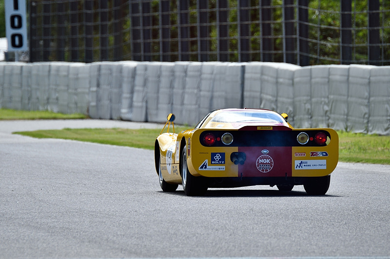 オープニングのあとは、ダイハツが1960年代に制作したレーシングカーの「P-5」のデモランが披露された