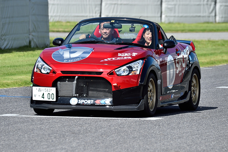 同時に、地元の名古屋ダイハツ・三河ダイハツ 代表取締役社長 坪内孝暁氏がドライブするD-SPORTのデモカーもコースインした