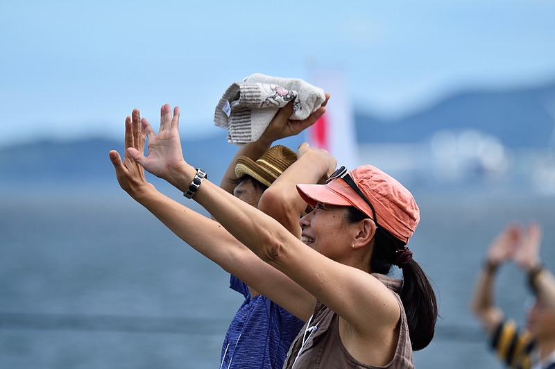 LOVE SKY PROJECTではおなじみの、ドローンを使った集合記念撮影「THE SKY SHOT!!」が行なわれた。みんなで空を見上げて手を振る