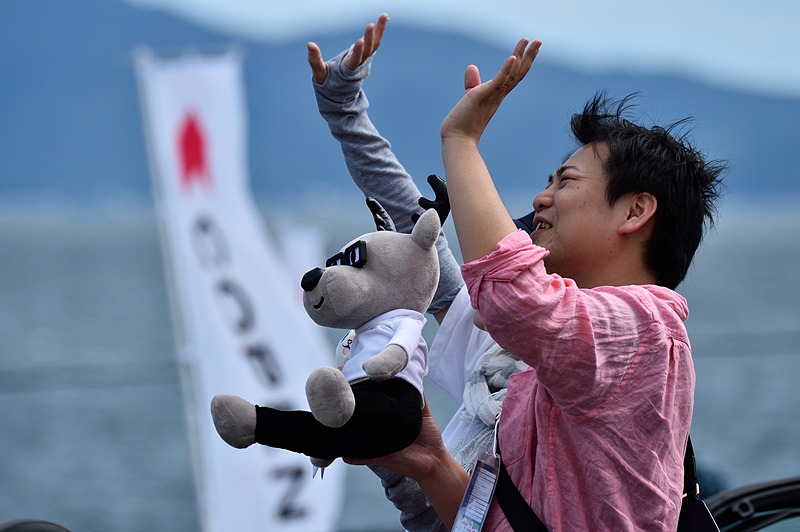 LOVE SKY PROJECTではおなじみの、ドローンを使った集合記念撮影「THE SKY SHOT!!」が行なわれた。みんなで空を見上げて手を振る