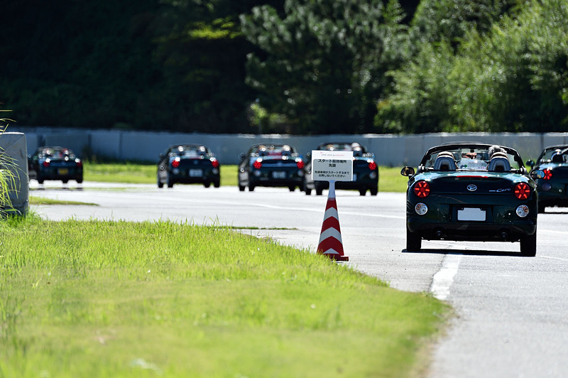 講義のあとはグループごとにコースイン。先導車付きの体験走行なのでヘルメットは不要。オープン状態での走行も特別にOKだ
