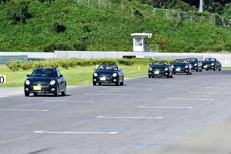講義のあとはグループごとにコースイン。先導車付きの体験走行なのでヘルメットは不要。オープン状態での走行も特別にOKだ