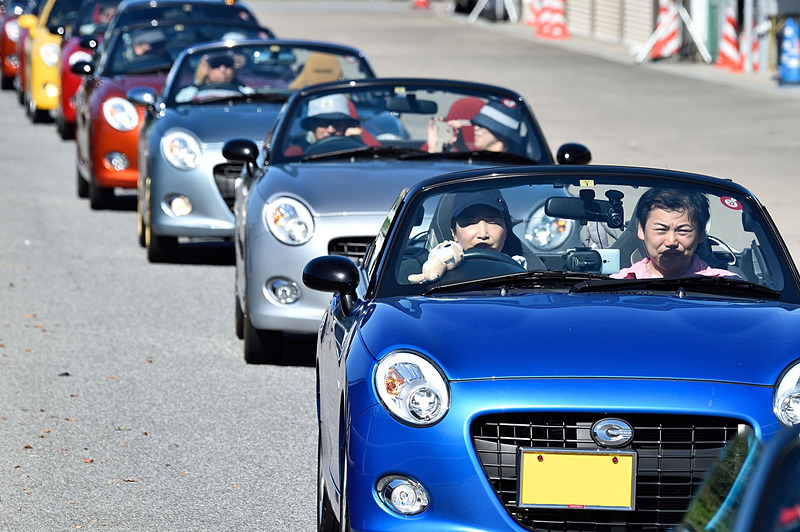 講義のあとはグループごとにコースイン。先導車付きの体験走行なのでヘルメットは不要。オープン状態での走行も特別にOKだ