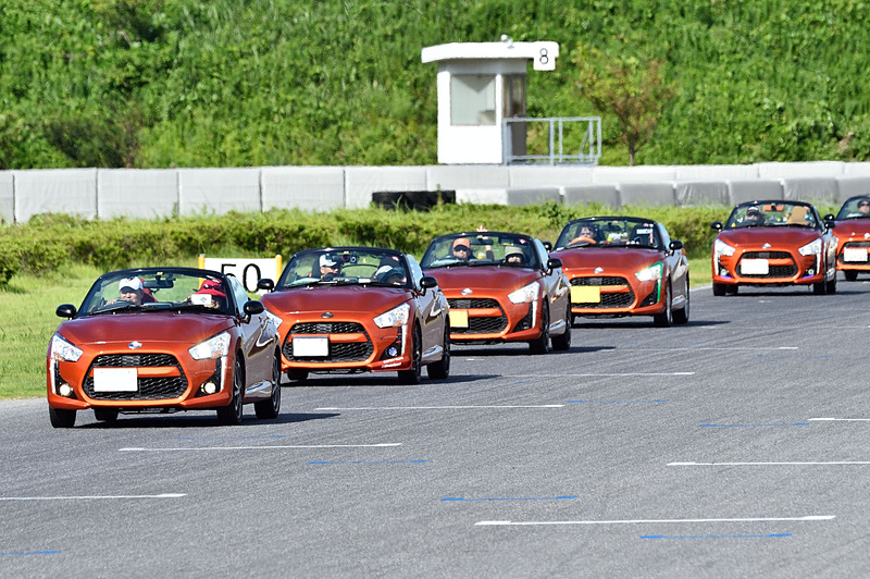 サーキットを走り慣れている人でも、ヘルメットを被らずにルーフオープンで走る機会は滅多にない。走り終えた参加者からは「楽しかった」「もっと走りたくなった」などの声が聞けた