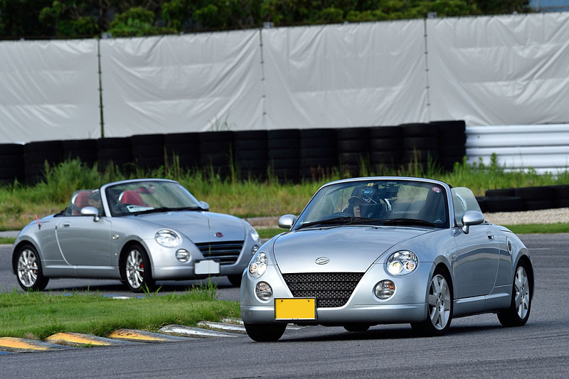 サーキットを走り慣れている人でも、ヘルメットを被らずにルーフオープンで走る機会は滅多にない。走り終えた参加者からは「楽しかった」「もっと走りたくなった」などの声が聞けた