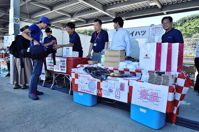 こちらは地元販売会社 三河ダイハツのブース。販売ではなく地元福祉団体への100円の募金で商品と交換できるシステム