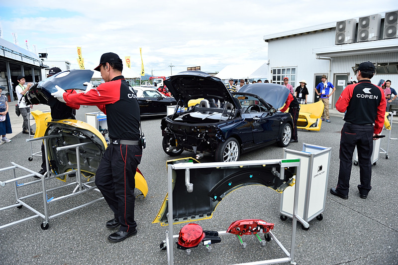 コペンの特徴でもある「ドレスフォーメーション」の実演も行なわれた。CeroからRobeへのチェンジだった