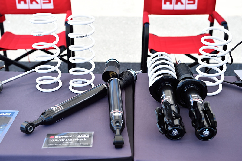 こちらはHKSブース。ダイハツの純正オプション品として採用されたサスペンションキットとマフラーを展示