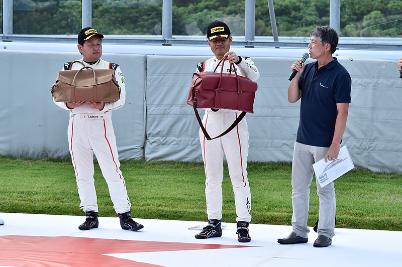 今回初公開のLA400K専用のバッグ。当時チーフデザイナーであった和田氏がデザインしていて、革は初代コペンのベージュと赤を使用。大阪にある工房的な鞄メーカーで1つずつ手作りされる。用品サイトで販売され、価格は8万8400円とコペンにゆかりのある数字となっている