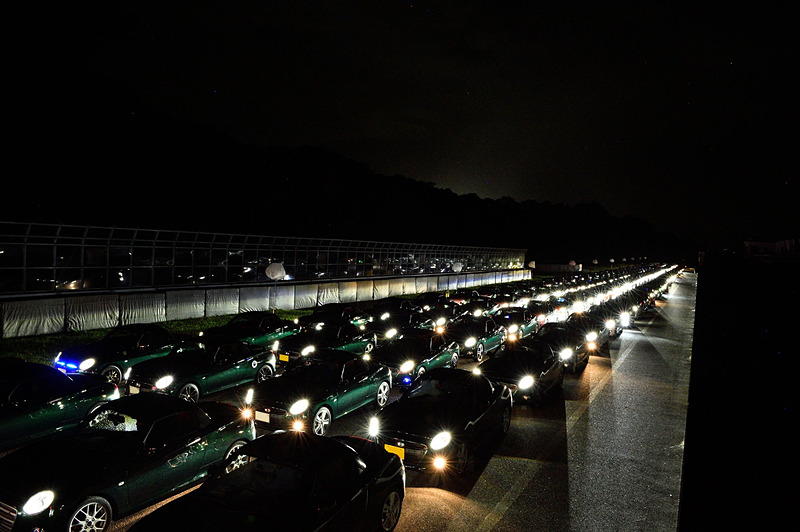 スタッフの誘導で再びコースイン。メインストレートにコペンを並べていくが、ここでなんと雨が降ってきた！