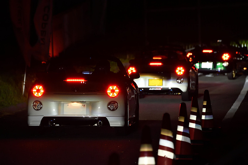 メインストレートに並んだコペンは順番に発進。そのままパドックを通り抜け、スタッフが手を振って見送る中、スパ西浦モーターパークから退場していった