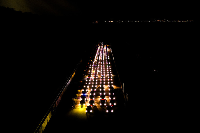 上空から見ると、きれいに並んだコペンのヘッドライトの明かりが幻想的