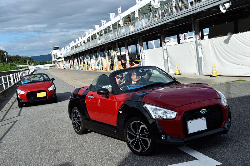 講義のあとはグループごとにコースイン。先導車付きの体験走行なのでヘルメットは不要。オープン状態での走行も特別にOKだ