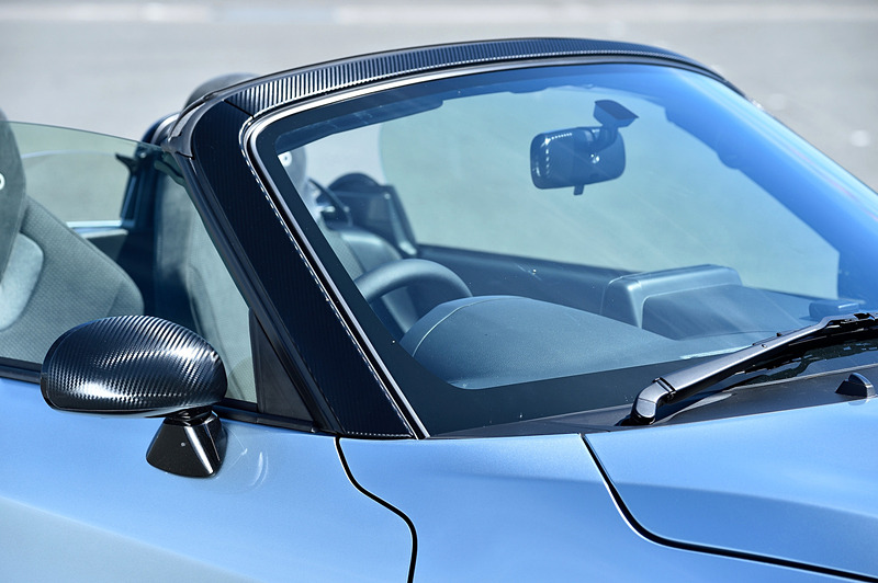 フロントウィンドウまわりやドアミラー、ルームミラー、シートバックの加飾がカーボン調になる「ドレスアップパック」も用意