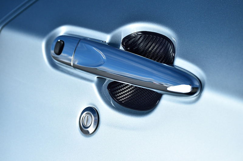 メッキのドアアウターハンドル、カーボン調のドアハンドルプロテクションがオプション設定