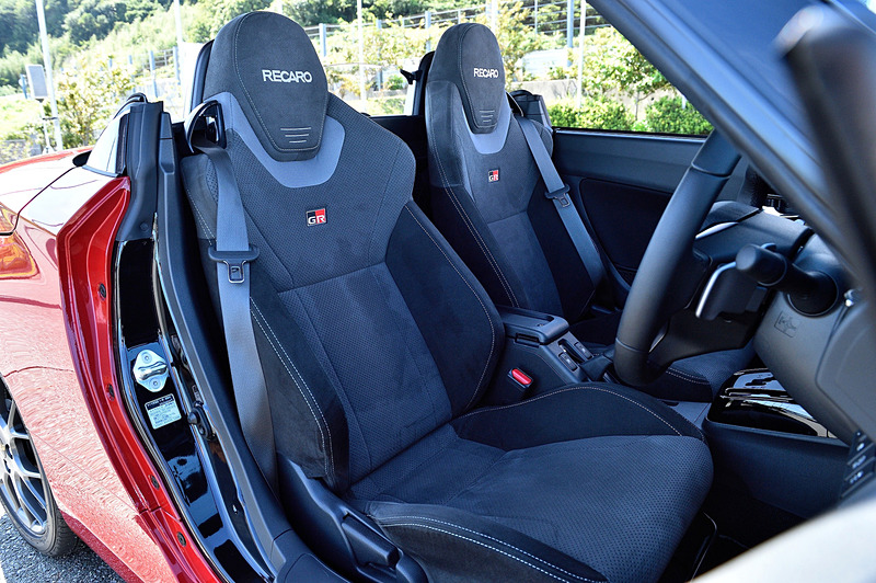 インテリアではピアノブラック調加飾のセンタークラスター＆ドアグリップをはじめ、自発光式3眼メーター、レカロシート、MOMO製革巻きステアリングホイール、カードキーなどがGR SPORT専用になる