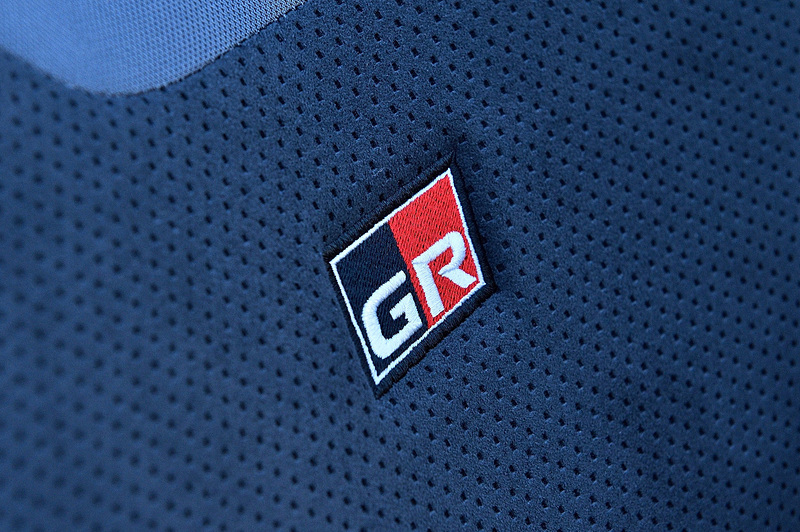 インテリアではピアノブラック調加飾のセンタークラスター＆ドアグリップをはじめ、自発光式3眼メーター、レカロシート、MOMO製革巻きステアリングホイール、カードキーなどがGR SPORT専用になる