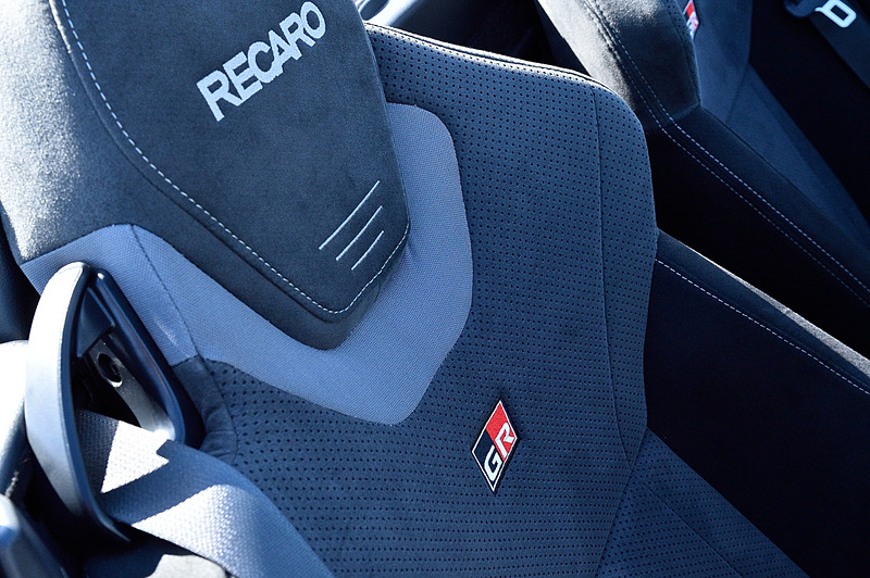 インテリアではピアノブラック調加飾のセンタークラスター＆ドアグリップをはじめ、自発光式3眼メーター、レカロシート、MOMO製革巻きステアリングホイール、カードキーなどがGR SPORT専用になる