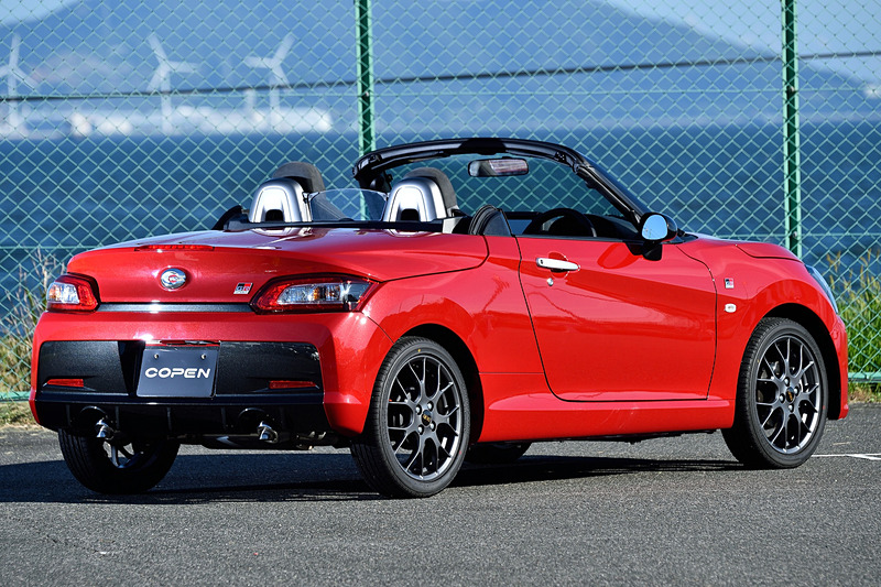 コペン GR SPORTのエクステリアでは専用のフロント＆リアバンパー、フロントバンパーエアアウトレット、床下スパッツなどの採用により直進安定性、路面との接地感を向上。水平基調を強調するデザインによりスポーツカーらしいワイド＆ローを表現した。なお、同モデルの価格はCVTモデルが238万円、MTモデルが243万5000円。生産はダイハツ本社 池田工場のCopen Factoryで行なわれる