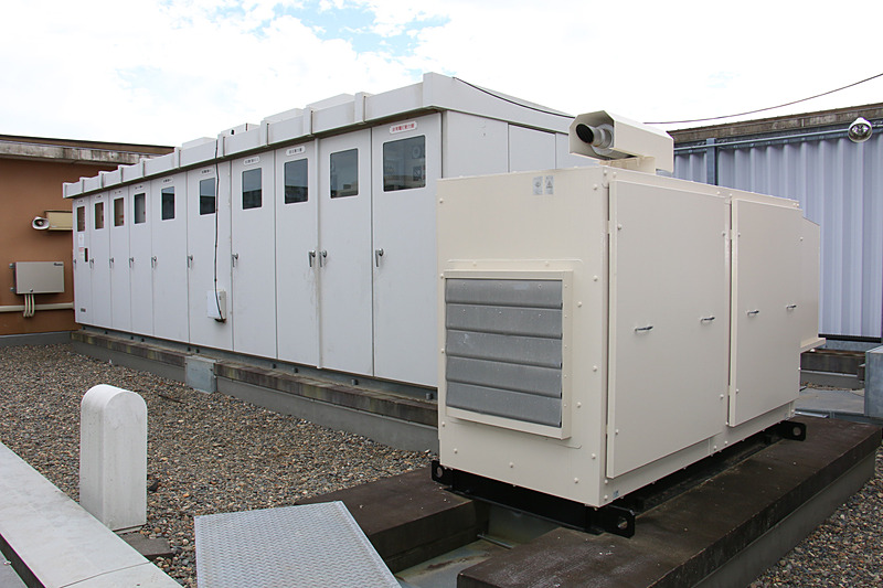 市原園の施設屋上に設置された電源設備。左奥は変電所から届いた電気を降圧する「キュービクル式降圧受電設備」、右手前が「非常用発電装置」