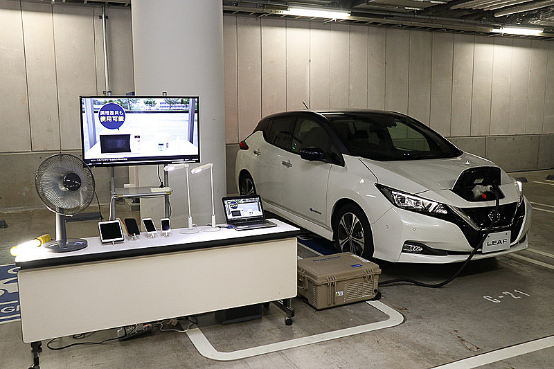 すでに市川園のリーフは返却された後だったので、リーフによる給電のイメージを8月30日の説明会で行なわれた給電デモの写真でご紹介。リーフのフロントノーズに用意されたポートにチャデモ形式のケーブルを接続。可搬型パワーコンディショナーと接続し、最大出力4.5kWを給電可能