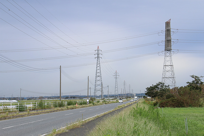 同じく国道沿いには、作業中なのかカバーを被せている鉄柱があった
