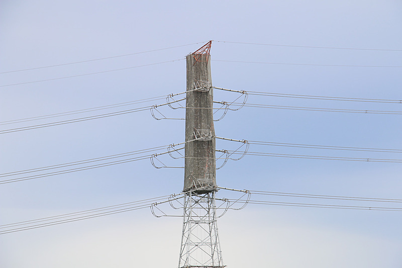 同じく国道沿いには、作業中なのかカバーを被せている鉄柱があった