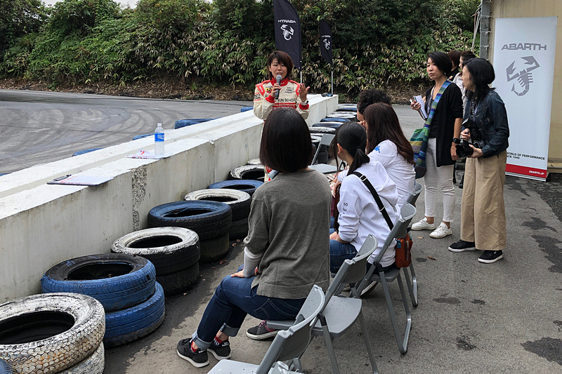 2グループに分かれてジムカーナのタイムトライアルを行なう間、コースサイドではみんなの走行をチェックしながら、「りんごちゃん」こと石川紗織選手の軽妙なトークが炸裂（笑）。的確なアドバイスあり、ボケあり笑いありで、みんなあっという間に打ち解けて和気あいあいとした雰囲気に。私もすっかり「りんごちゃん」ファンになりました