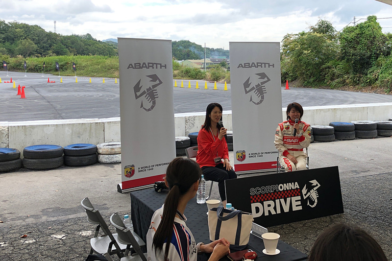 女子会らしくオシャレなお弁当を楽しんだ後は、石川選手と私のトークショー。この日が初対面だったので、ドリフト女王と聞いてちょっと及び腰だった私の不安を見事に裏切り（笑）、石川選手はとっても気さくでチャーミングで熱い気持ちの持ち主！　サーキットでの体験を通して、「一般道でのスマートな運転や安全運転にも活かしてほしい」「迷っている女性たちに、一歩踏み出す勇気をあげたい」という想いは私と同じで、とても心強い味方と出会えた気持ちでいっぱいです