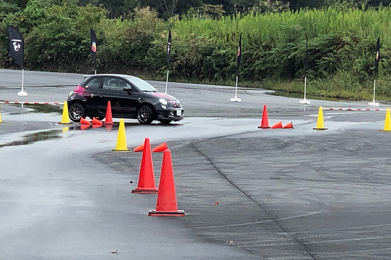 愛車で参加してくださったアバルトオーナーさんは、それぞれカラーリングやステッカチューンで個性あふれる自分だけの1台に仕上げていたのも印象的でした。この595はブラックにピンクの挿し色使いが女性らしくて、とってもキュート！　でも聞こえてくるサウンドは勇ましく、そのギャップがまた大きな魅力かもしれないですね