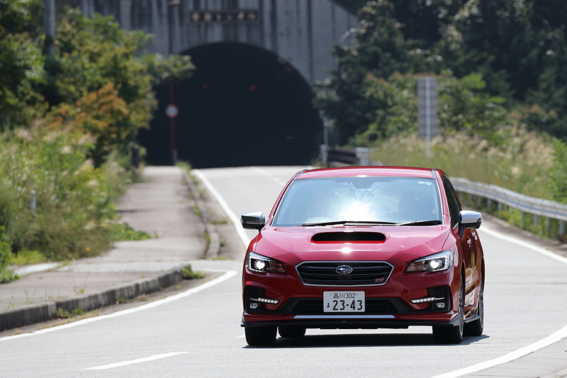 まずはピュアレッドの「レヴォーグ 1.6 STI Sport EyeSight」からスタート