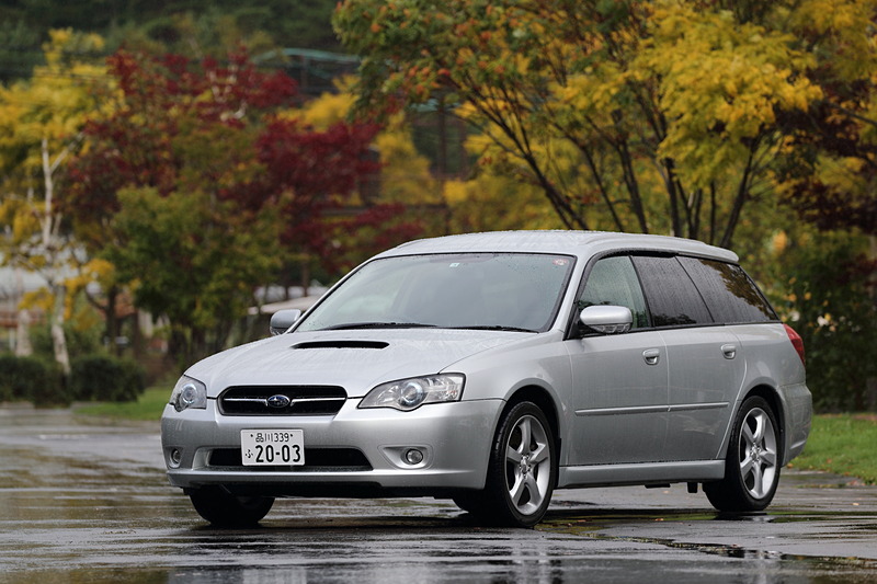 4代目（BP5型）の「レガシィ ツーリングワゴン 2.0GT」。発売開始年に合わせ、ナンバーは「2003」。吸排気系構造を中心にエンジン構成部分の約8割を新設計し、等長等爆エキゾーストシステムを採用。パワートレーンはツインスクロールターボ搭載の水平対向4気筒DOHC 2.0リッターターボと5速ATの組み合わせ。なお、登場当時のプレスリリースには「グランドツーリングカーとしての『本質』を追求した」と記されている