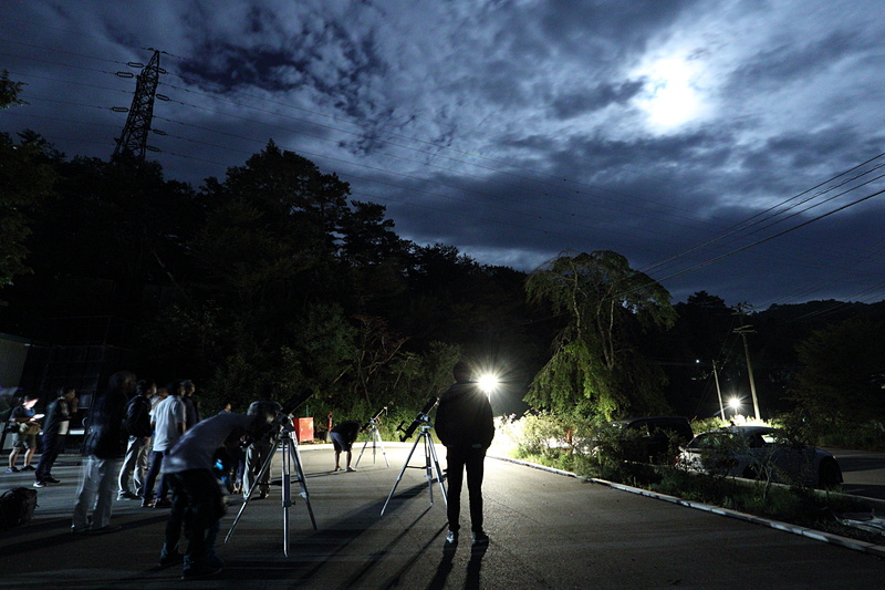 用意された望遠鏡では月のクレーターがはっきりと確認できた