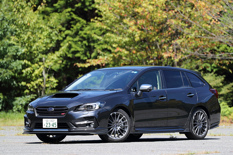 「レヴォーグ 2.0 STI Sport EyeSight」（マグネタイトグレー・メタリック）。ボディサイズは4690×1780×1490mm（全長×全幅×全高）、ホイールベースは2650mm。最小回転半径は5.5m。足下はダークグレー＋切削光輝の18インチアルミホイールに、ダンロップ「SP SPORT MAXX 050」（225/45R18）の組み合わせ