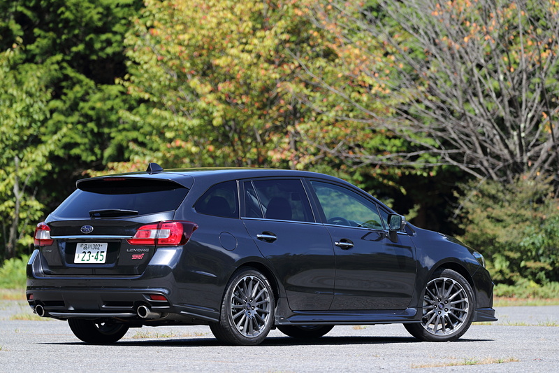 「レヴォーグ 2.0 STI Sport EyeSight」（マグネタイトグレー・メタリック）。ボディサイズは4690×1780×1490mm（全長×全幅×全高）、ホイールベースは2650mm。最小回転半径は5.5m。足下はダークグレー＋切削光輝の18インチアルミホイールに、ダンロップ「SP SPORT MAXX 050」（225/45R18）の組み合わせ