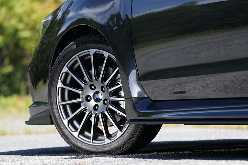 「レヴォーグ 2.0 STI Sport EyeSight」（マグネタイトグレー・メタリック）。ボディサイズは4690×1780×1490mm（全長×全幅×全高）、ホイールベースは2650mm。最小回転半径は5.5m。足下はダークグレー＋切削光輝の18インチアルミホイールに、ダンロップ「SP SPORT MAXX 050」（225/45R18）の組み合わせ