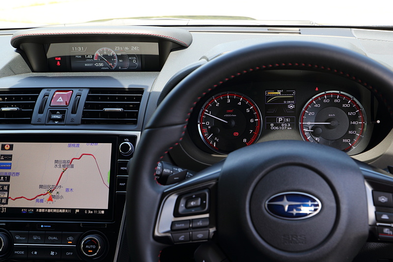メーターはブラックとレッドのスポーティなイメージ。マルチファンクションディスプレイにはブーストメーターを表示できる