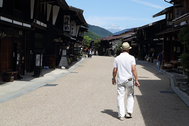 奈良井宿は古い街並みながら生き生きとした雰囲気がある