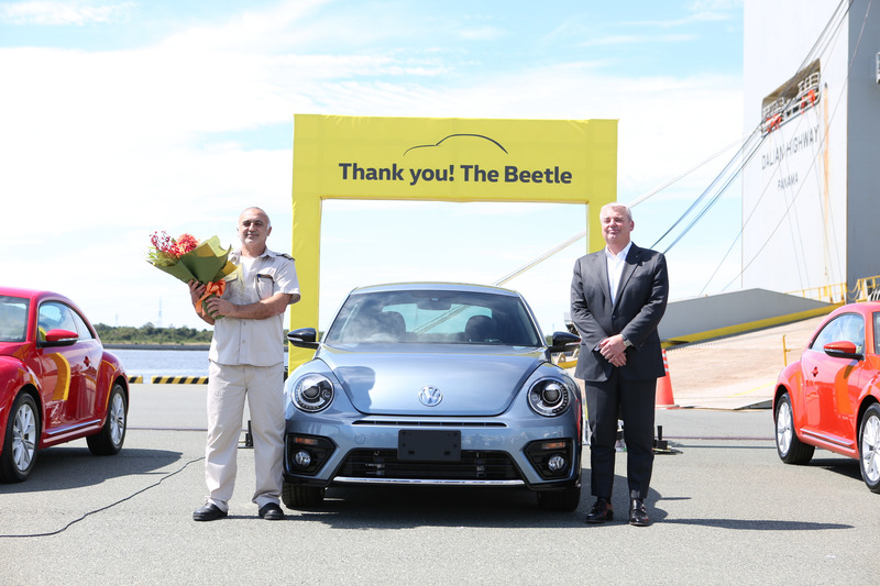 日本に正規輸入される最後の「ザ・ビートル」を陸揚げ