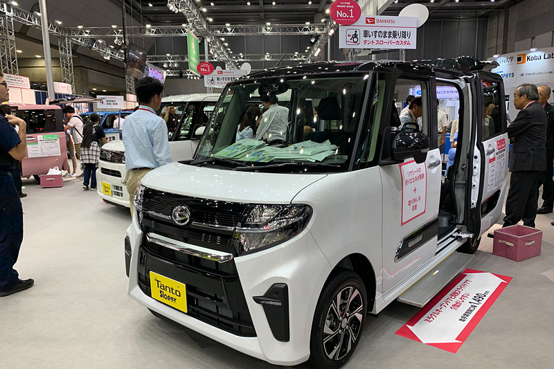 新型軽自動車「タント」の福祉車両が展示されたダイハツブース
