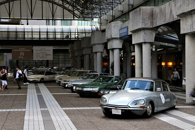 まるでパリのパサージュのような会場