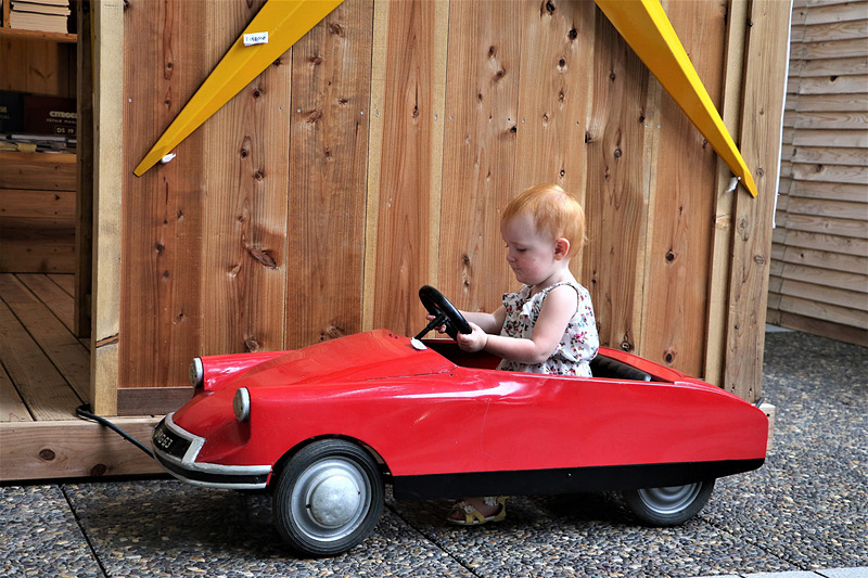 シトロエンのペダルカーと未来のオーナー