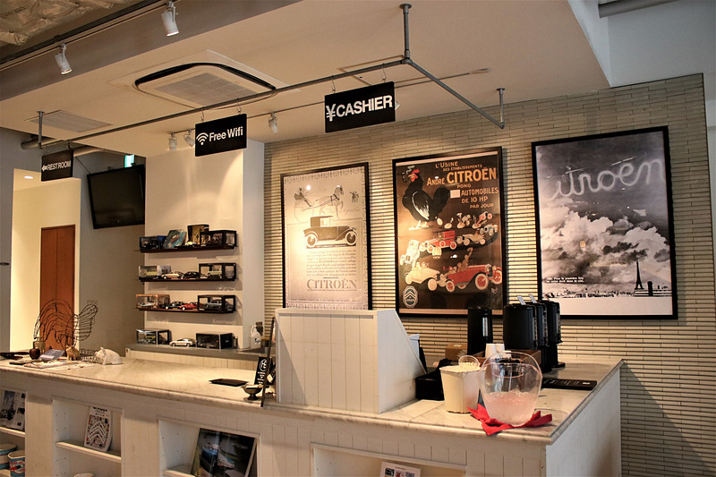 シトロエンカフェに飾られたさまざまなポスター