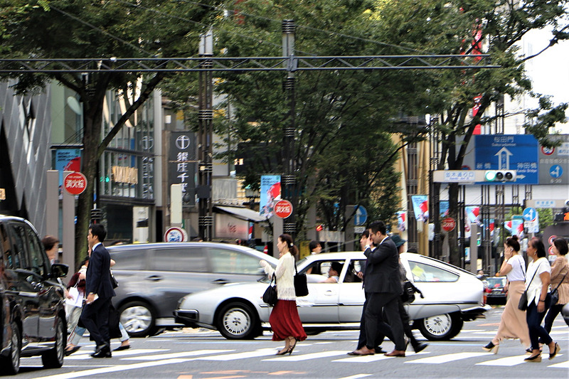 銀座の交差点を行くシトロエンCX